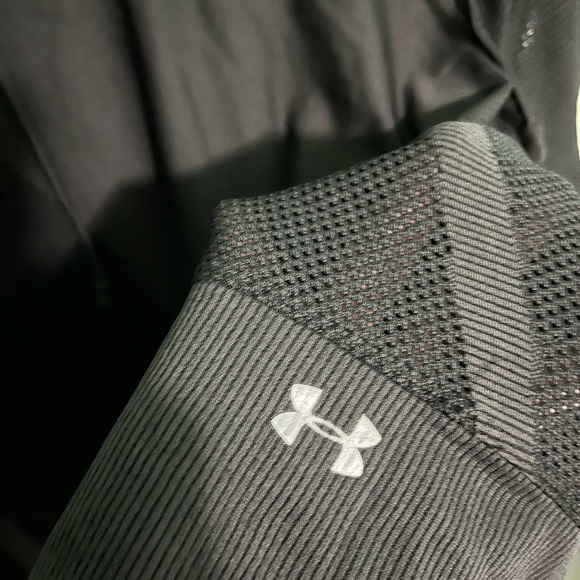 Small black under armour vented hoodie - Picture 2 of 3
